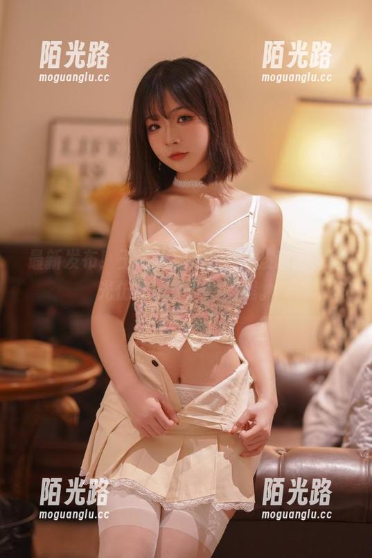 最新发布！玉汇 kokuhui女孩套图，时光仿佛停住了，嘿嘿。